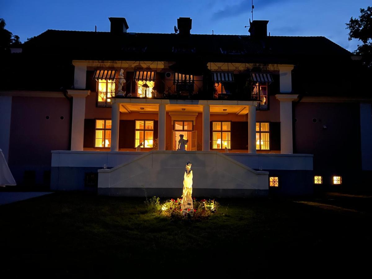 Herrgards Hotell Gyllene Haesten Västervik Esterno foto